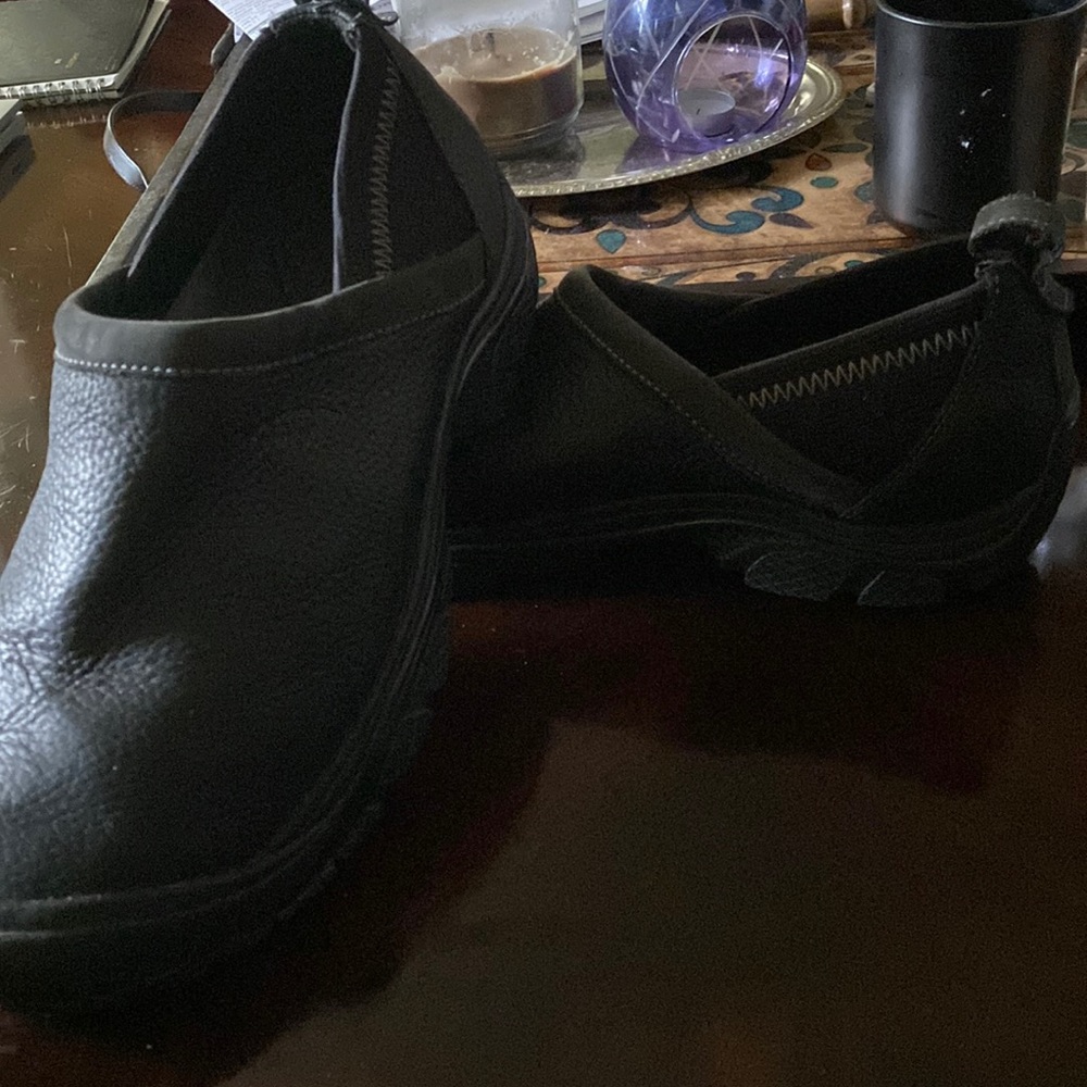 Keen black orthopedic closed clog.